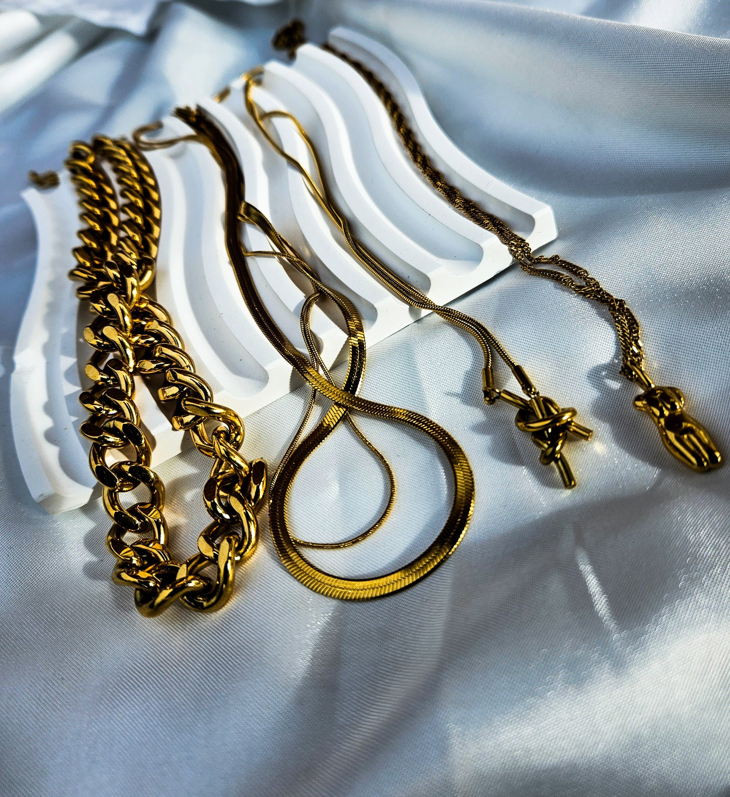 LORETTA KNOTS NECKLACE