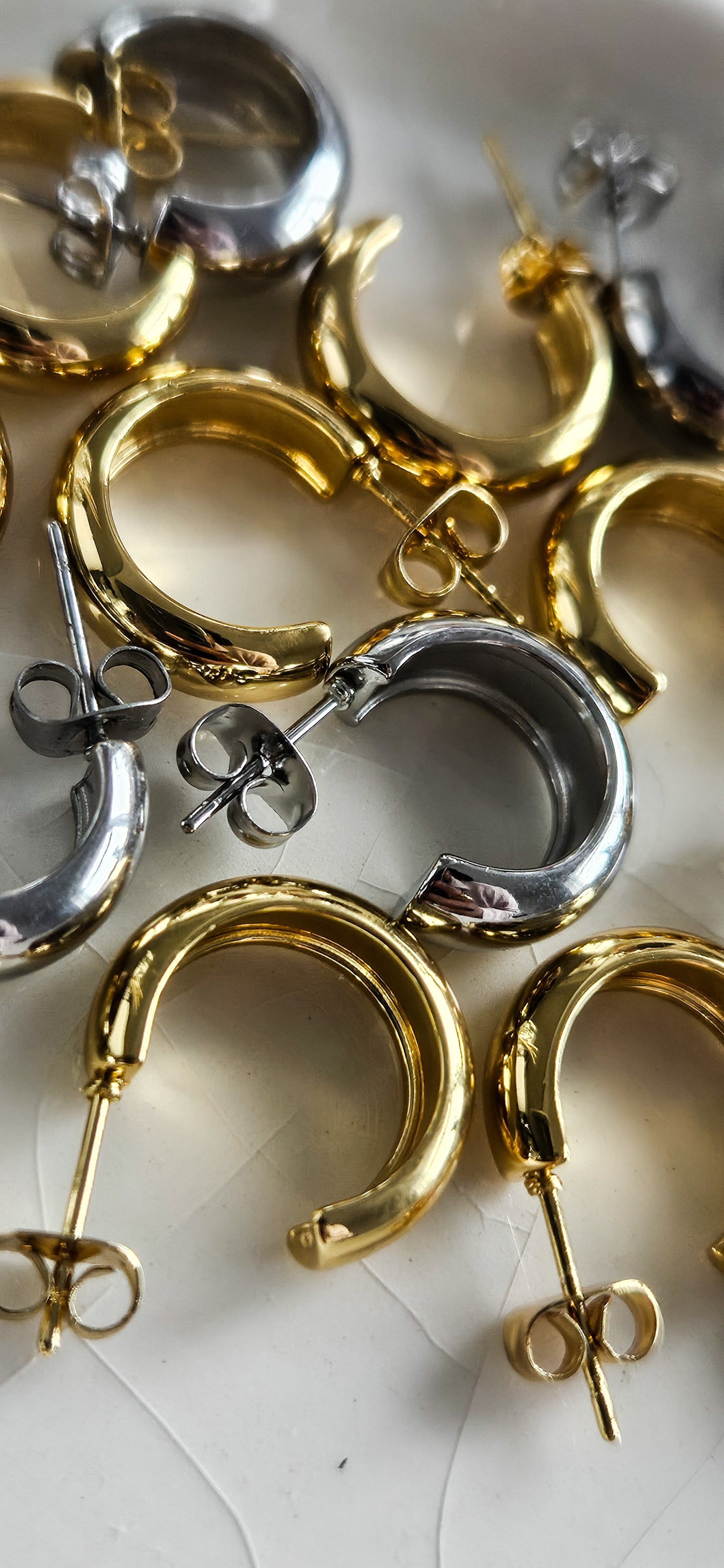 VEE EARRINGS